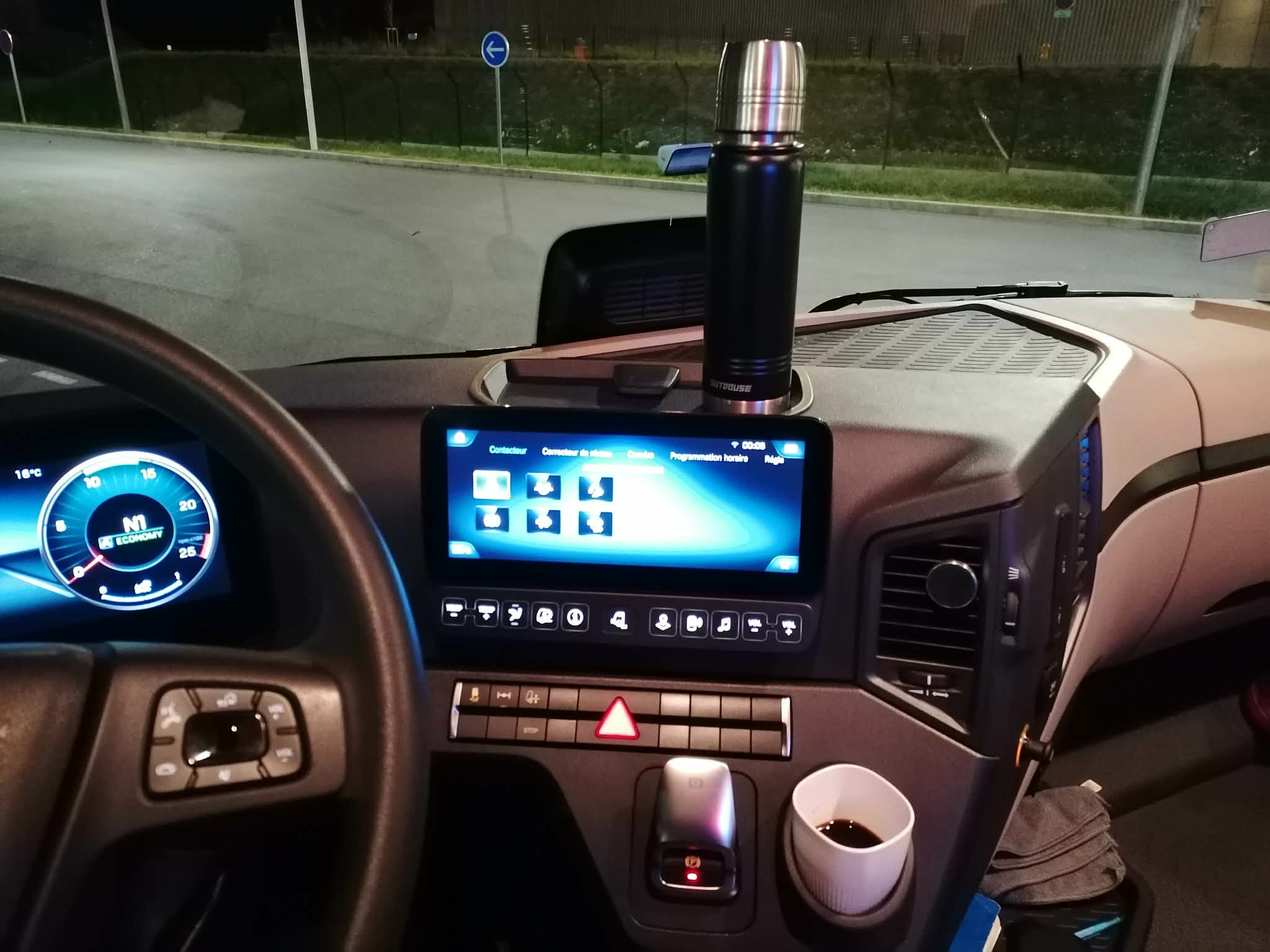 LjVM9R92.jpeg